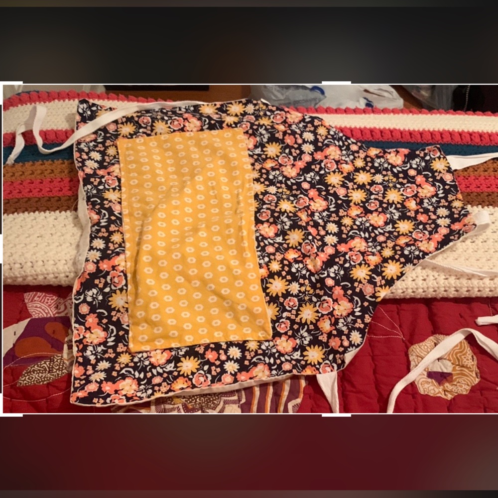 Vintage 1970’s apron, in EUC perfect for egg gathering